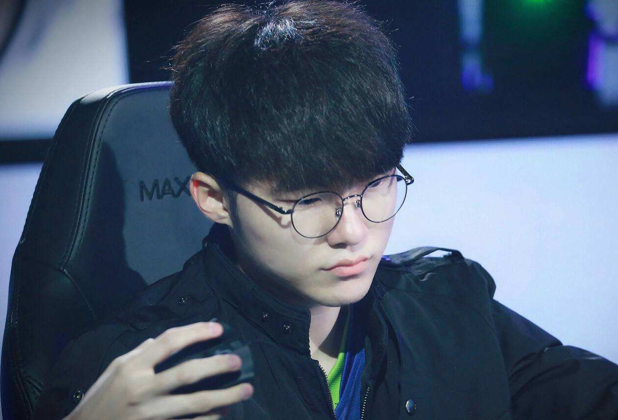 Faker重返赛场，重返赛场首场状态出色，中国队观众沸腾！